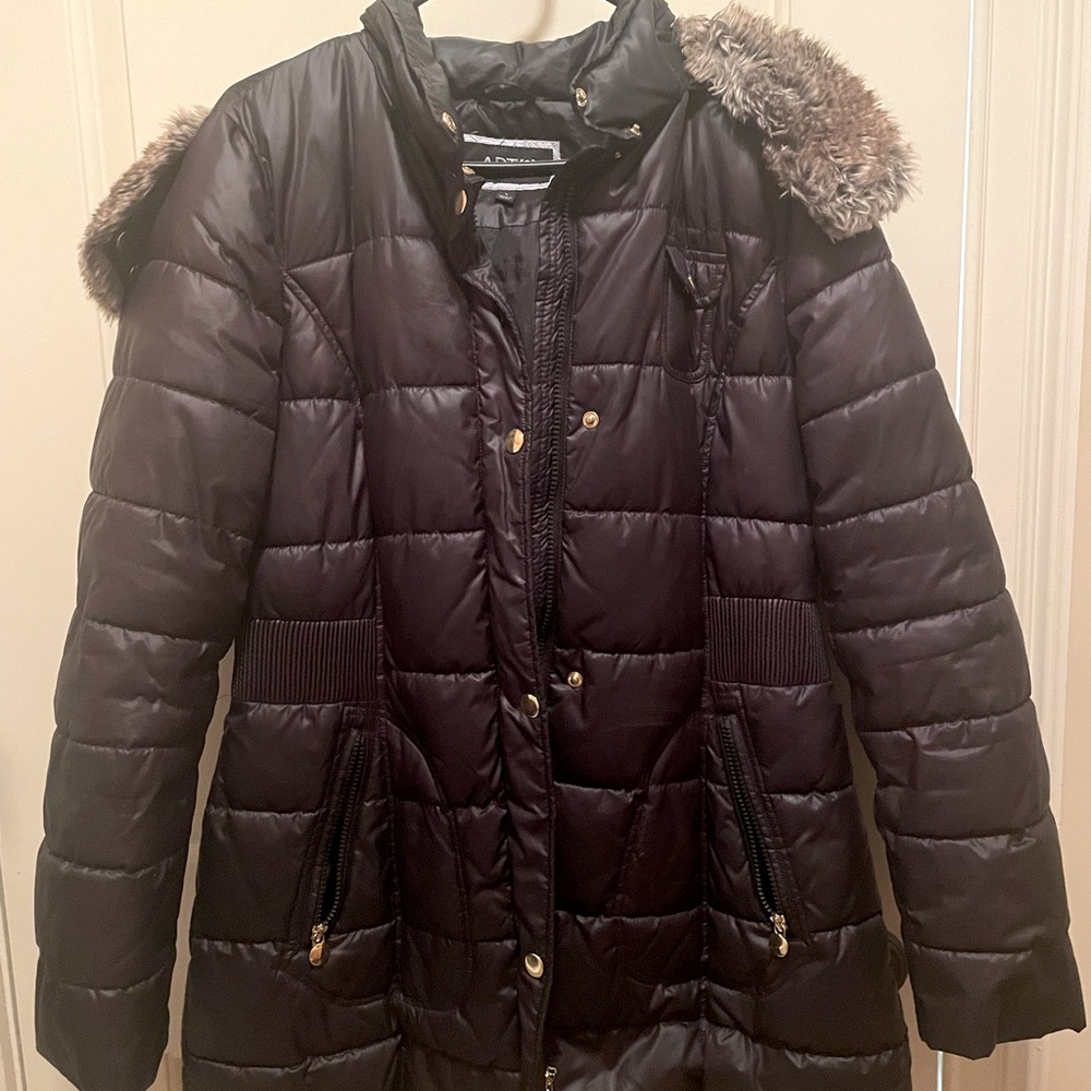 Apt 9 womens black Puffer coat. Has a fair fur lined hat that is removable.